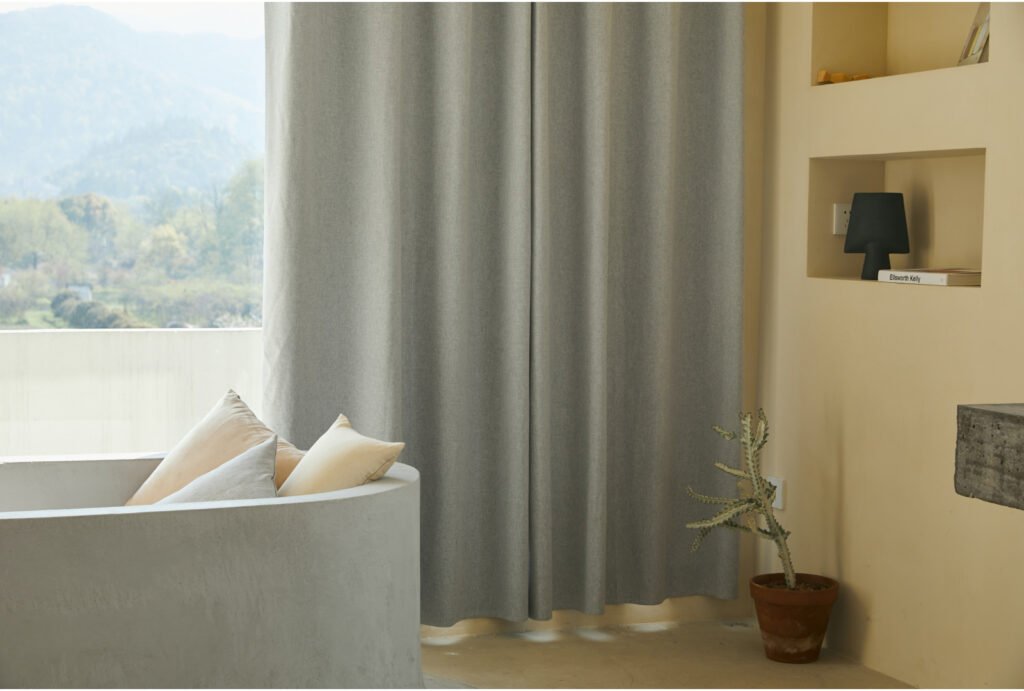 4 Ways to Choose Between Curtains or Blinds