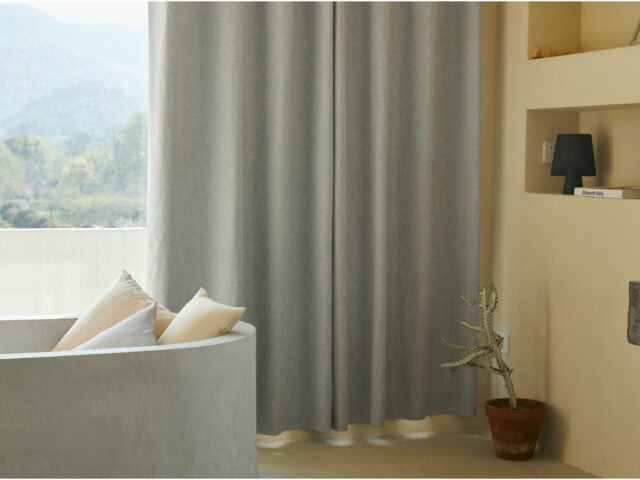 4 Ways to Choose Between Curtains or Blinds