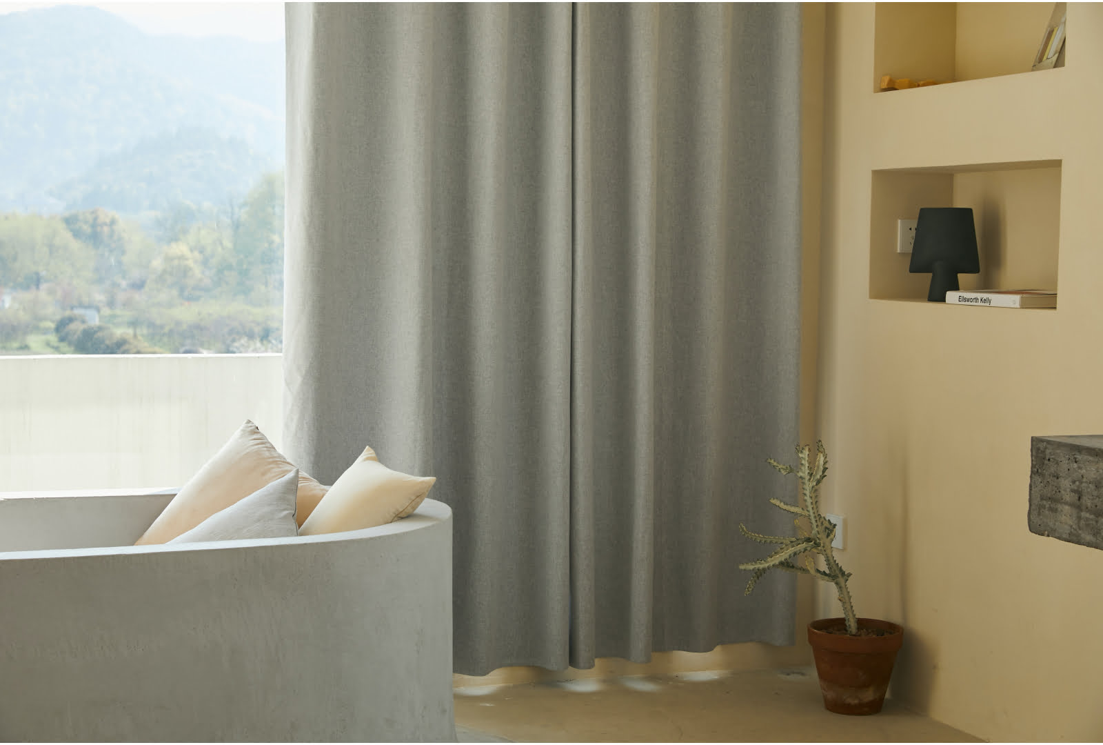 4 Ways to Choose Between Curtains or Blinds